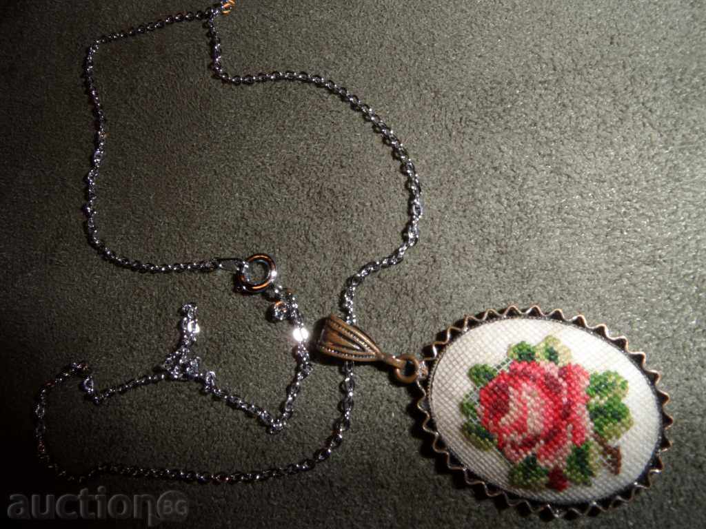 NECKLACE with pendant rose tapestry, 11.04.2025 with price 29.00 BGN | € 14.83 NECKLACE with pendant rose tapestry, 11.04.2025 with price 29.00 BGN | € 14.83