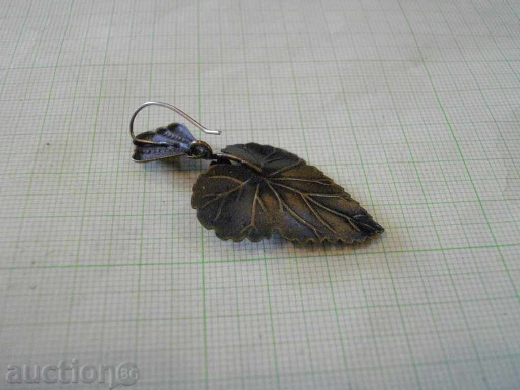 Licitație frunze de cercei