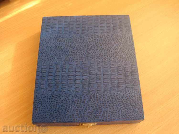 Delivery of a plagiarist plaque Delivery of a plagiarist plaque