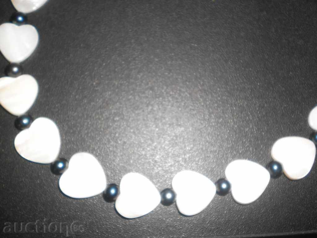 Auction Natural white mother-of-pearl necklace - heart and black pearls Auction Natural white mother-of-pearl necklace - heart and black pearls