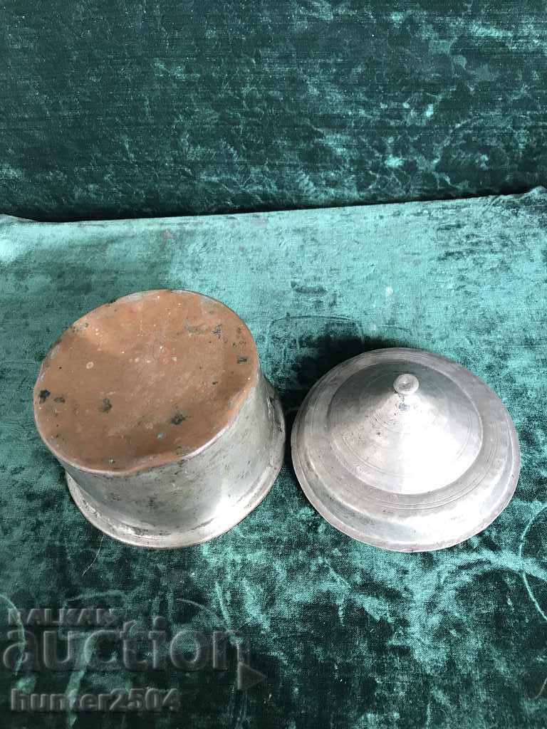 Auction Copper dish with lid, 1912 inscribed, height 20 cm Auction Copper dish with lid, 1912 inscribed, height 20 cm