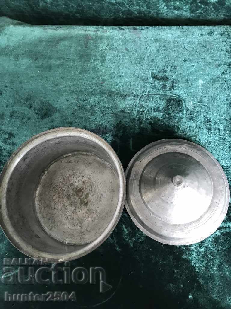 Delivery of Copper dish with lid, 1912 inscribed, height 20 cm Delivery of Copper dish with lid, 1912 inscribed, height 20 cm