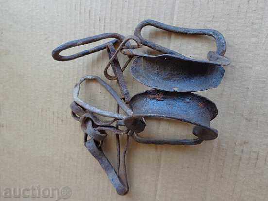 Delivery of Eyebrows, pillows, handcuffs, chains, wrought iron Delivery of Eyebrows, pillows, handcuffs, chains, wrought iron