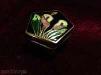 ЕМАЙЛИРАНА КУТИЙКА