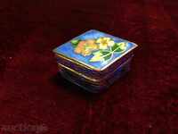 ЕМАЙЛИРАНА КУТИЙКА