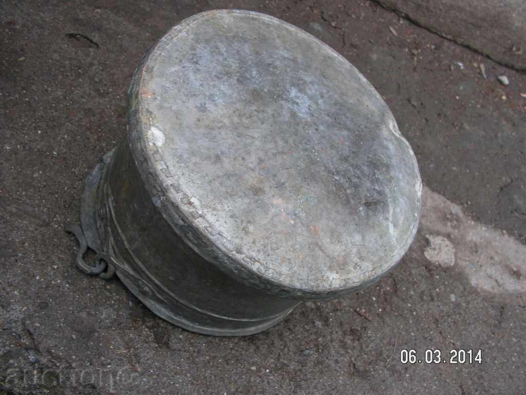 Licitație 2407. FOARTE batranel HONEY BAKARCHE Bakker aproximativ 2 litri DRA Licitație 2407. FOARTE batranel HONEY BAKARCHE Bakker aproximativ 2 litri DRA