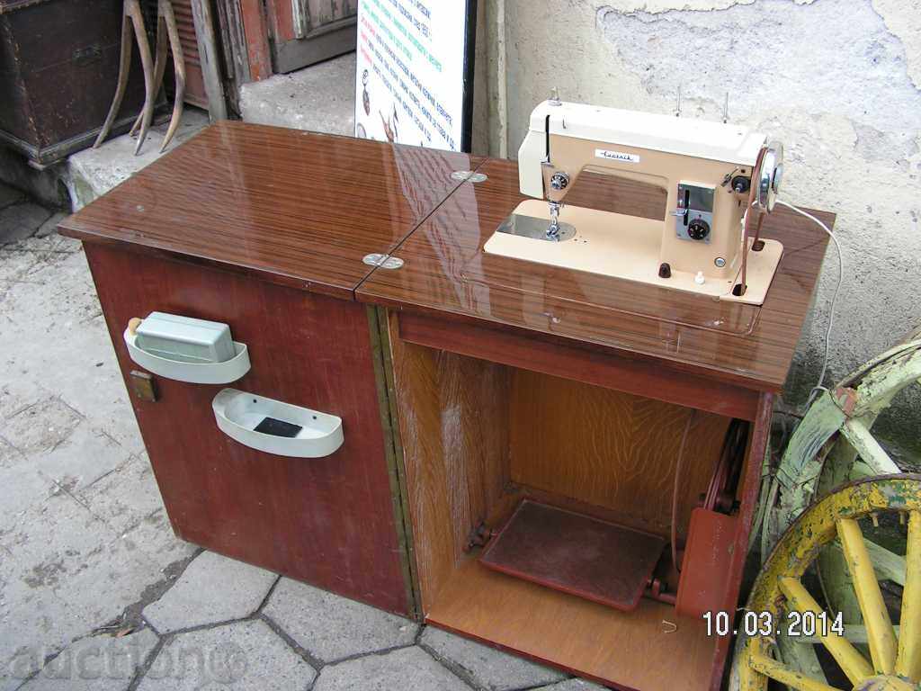 2420. SEWING MACHINE SHAKE LARGE LAMP LUCHNIK POLAND with price 70.00 BGN | € 35.79 2420. SEWING MACHINE SHAKE LARGE LAMP LUCHNIK POLAND with price 70.00 BGN | € 35.79