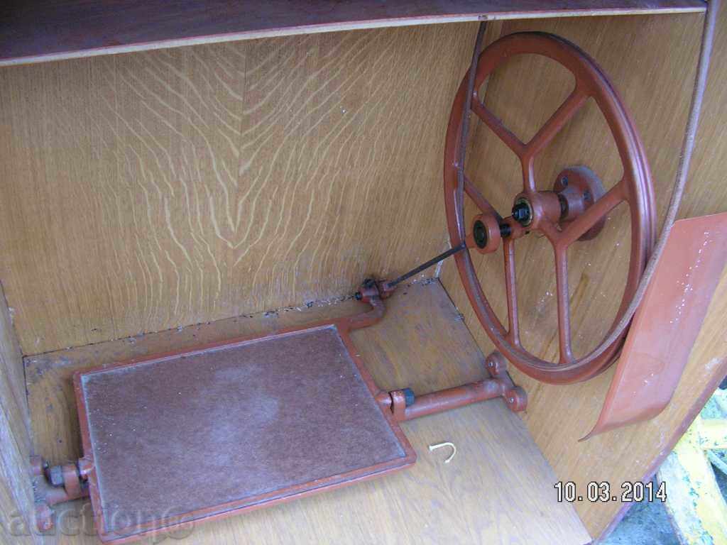 Auction 2420. SEWING MACHINE SHAKE LARGE LAMP LUCHNIK POLAND Auction 2420. SEWING MACHINE SHAKE LARGE LAMP LUCHNIK POLAND