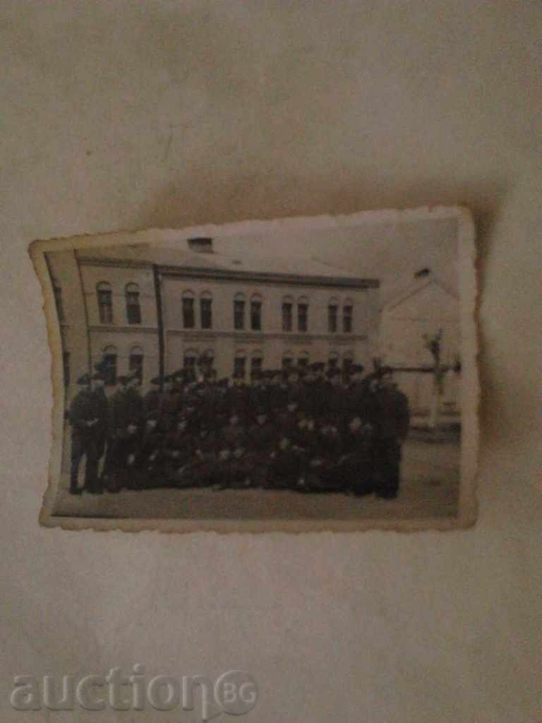 Снимка Войници пред казармата