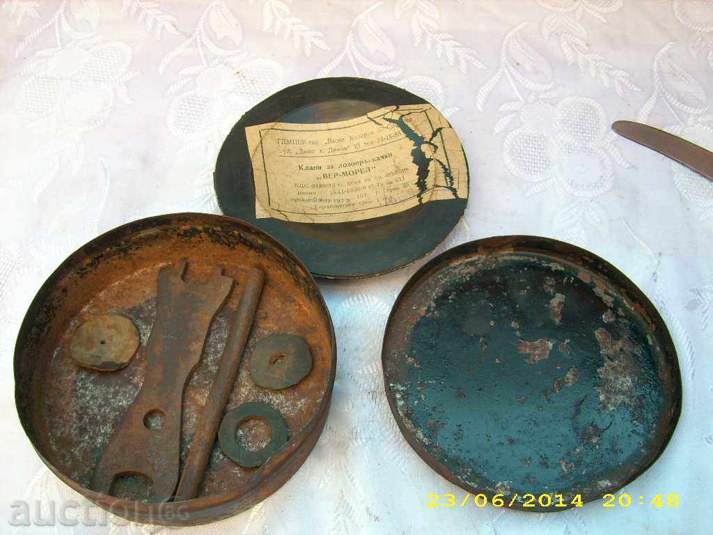 Auction  fruit tool box