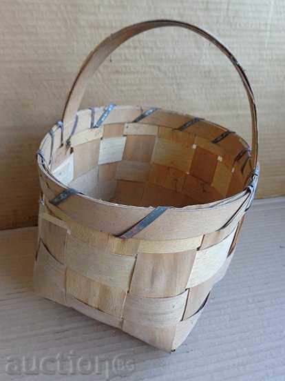 Auction An old wicker basket, a basket Auction An old wicker basket, a basket
