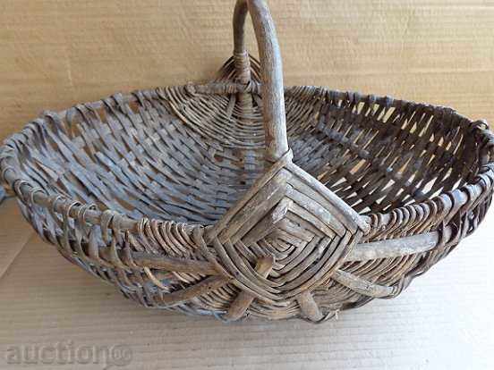 Стара плетена кошница, дървения