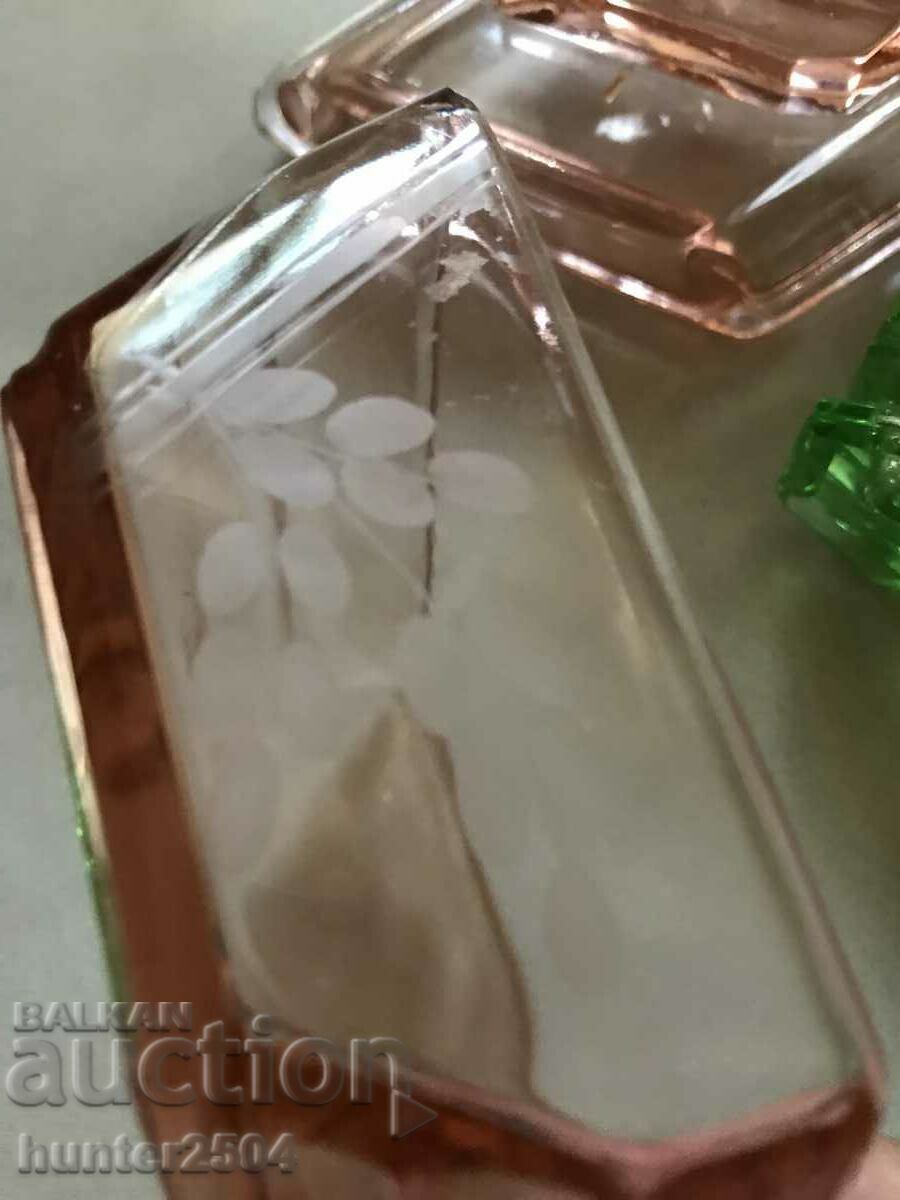 Παράδοση LOT, το μπουκάλι του αρώματος και το μπολ ζάχαρης