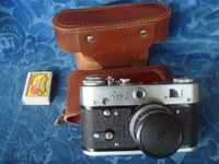 Fed φωτογραφική μηχανή με τρεις φακούς και 61 2.8H53 σε δερμάτινη θήκη.