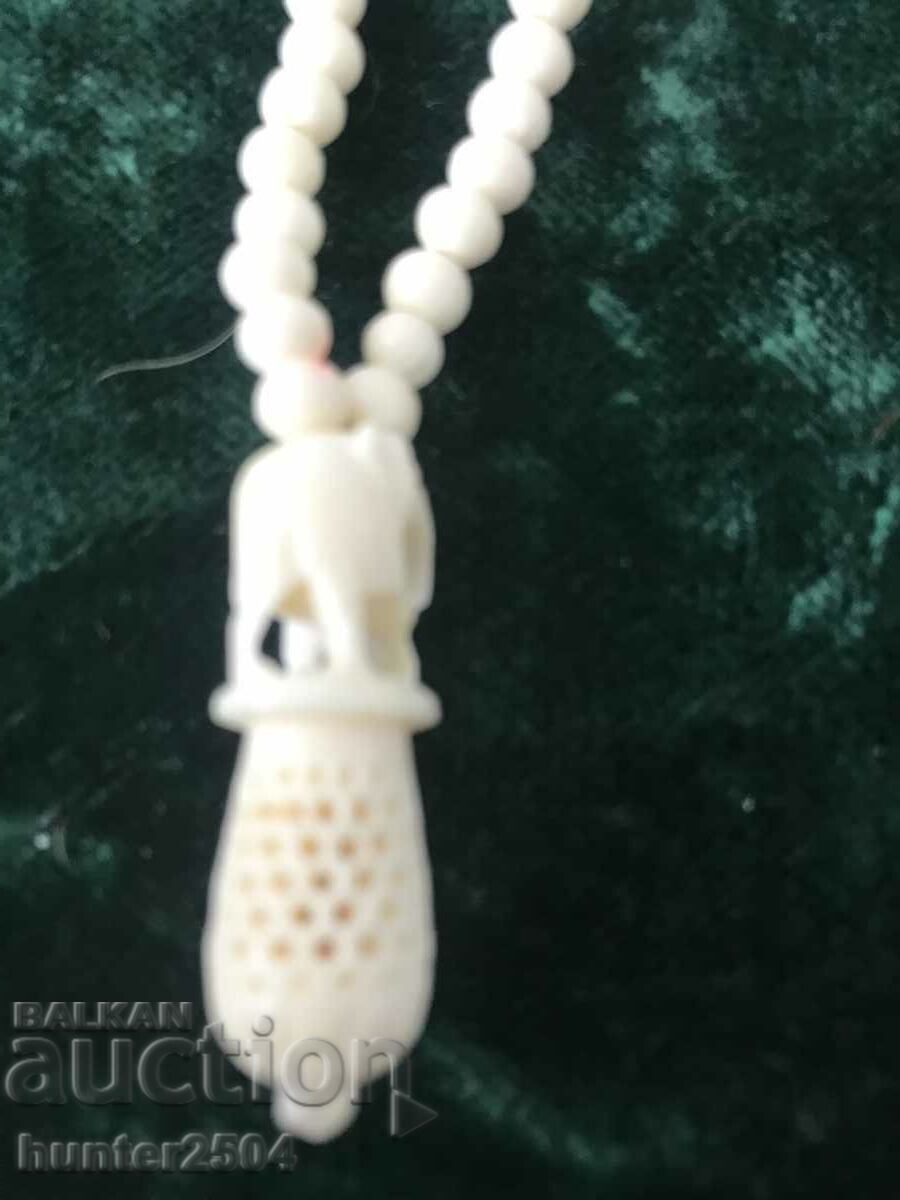 Гердан,кост, стар, миналия век,красиви,гравирани. с цена € 14.95 | 29.24 лв. Гердан,кост, стар, миналия век,красиви,гравирани. с цена € 14.95 | 29.24 лв.