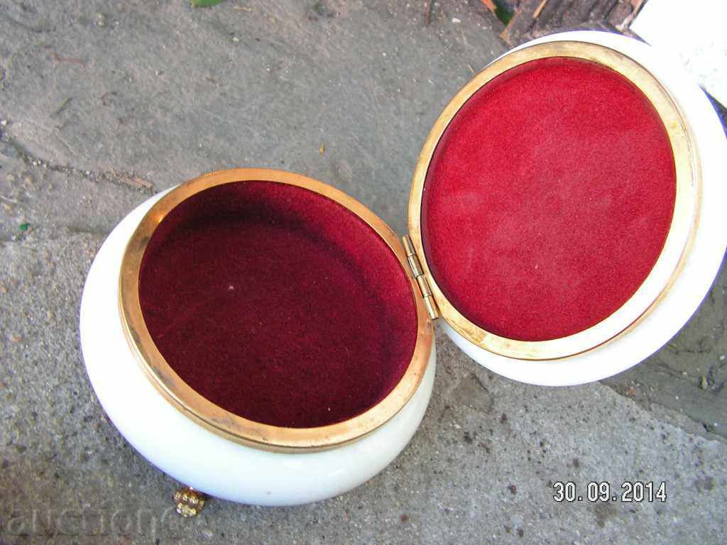 Auction 3850. BEAUTY BRUSH JEWELRY BOX Auction 3850. BEAUTY BRUSH JEWELRY BOX