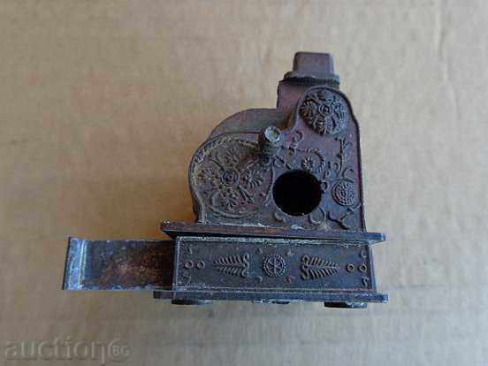 Аукцион Стара острилка за моливи тип касов апарат, играчка, редкаж Аукцион Стара острилка за моливи тип касов апарат, играчка, редкаж