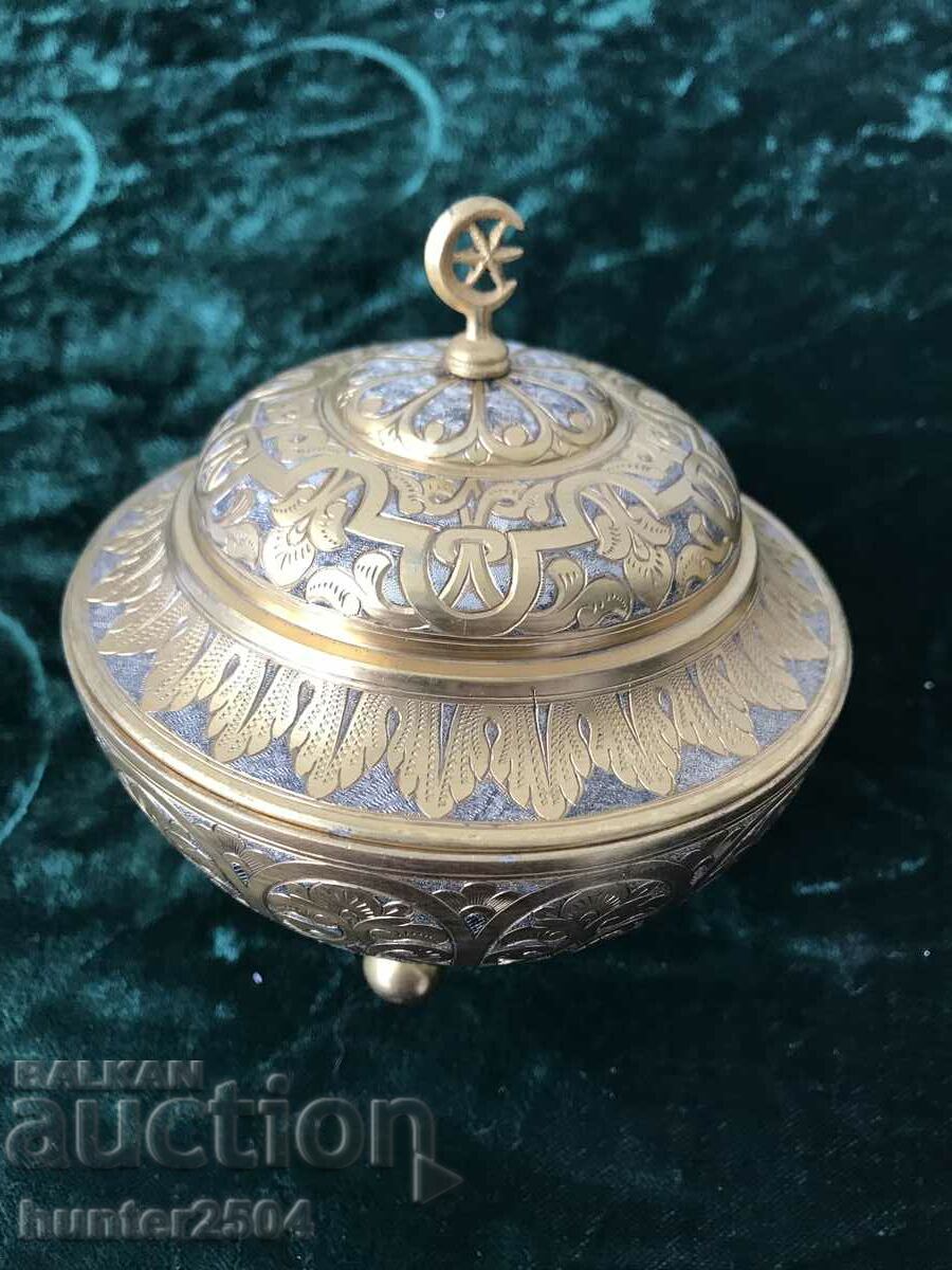 Auction Plate (25 cm) and sugar bowl (11/6 cm) Auction Plate (25 cm) and sugar bowl (11/6 cm)