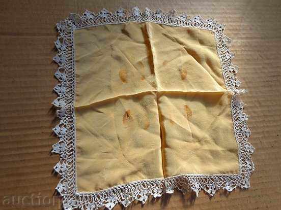 Стара копринена кърпа с дантела на префърцунена госпожица