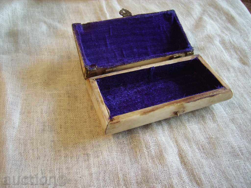 Auction I sell a box of ivory jewelry Auction I sell a box of ivory jewelry