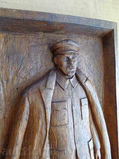 Delivery of Lenin from walnut, wood carving, wooden, panel, figure, picture