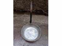 Vechie oală de cupru, tigaie, ceaun