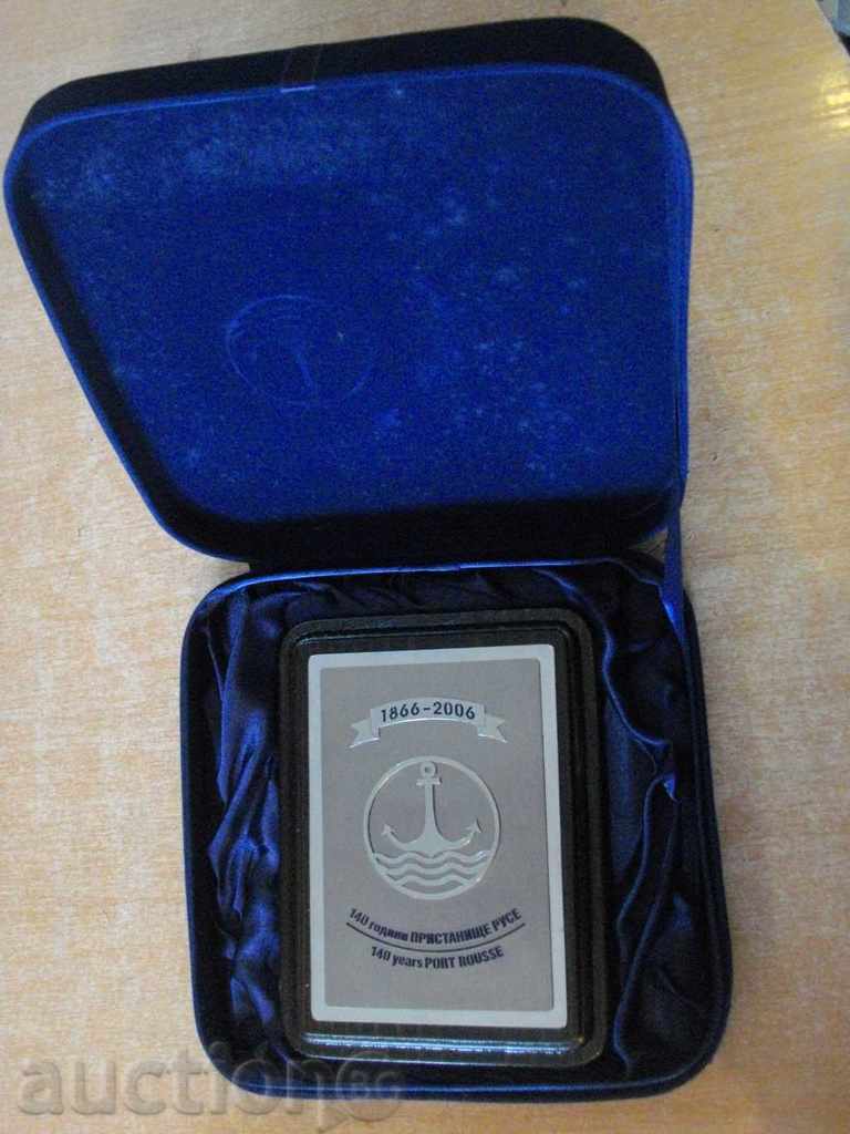 Plaque „140 de ani PORT RUSE“ de lux într-o cutie cu preț 40.00 BGN | € 20.45 Plaque „140 de ani PORT RUSE“ de lux într-o cutie cu preț 40.00 BGN | € 20.45