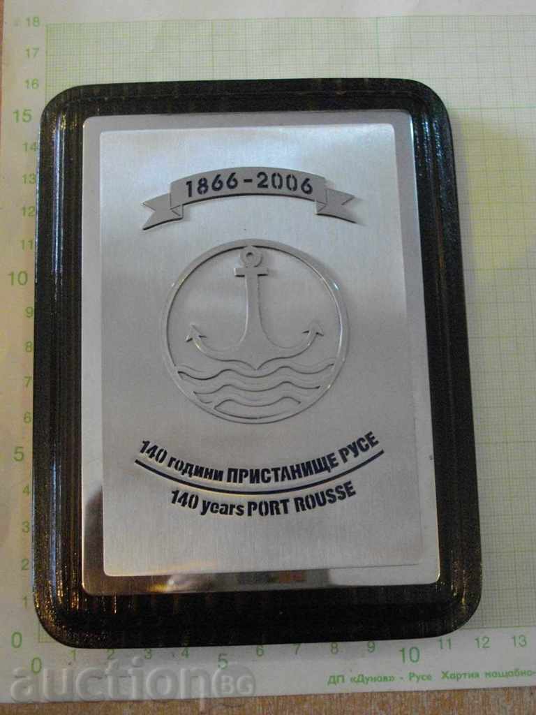 Livrarea Plaque „140 de ani PORT RUSE“ de lux într-o cutie Livrarea Plaque „140 de ani PORT RUSE“ de lux într-o cutie