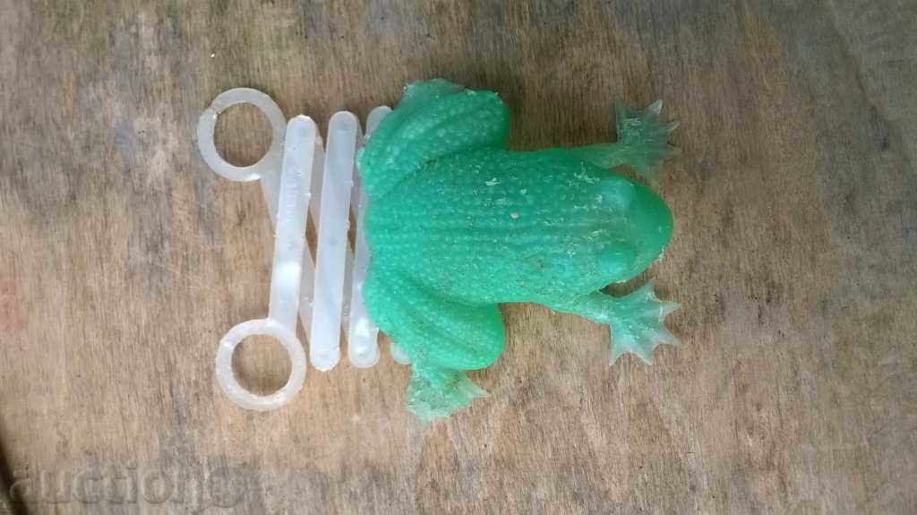 Стара детска играчка-жаба