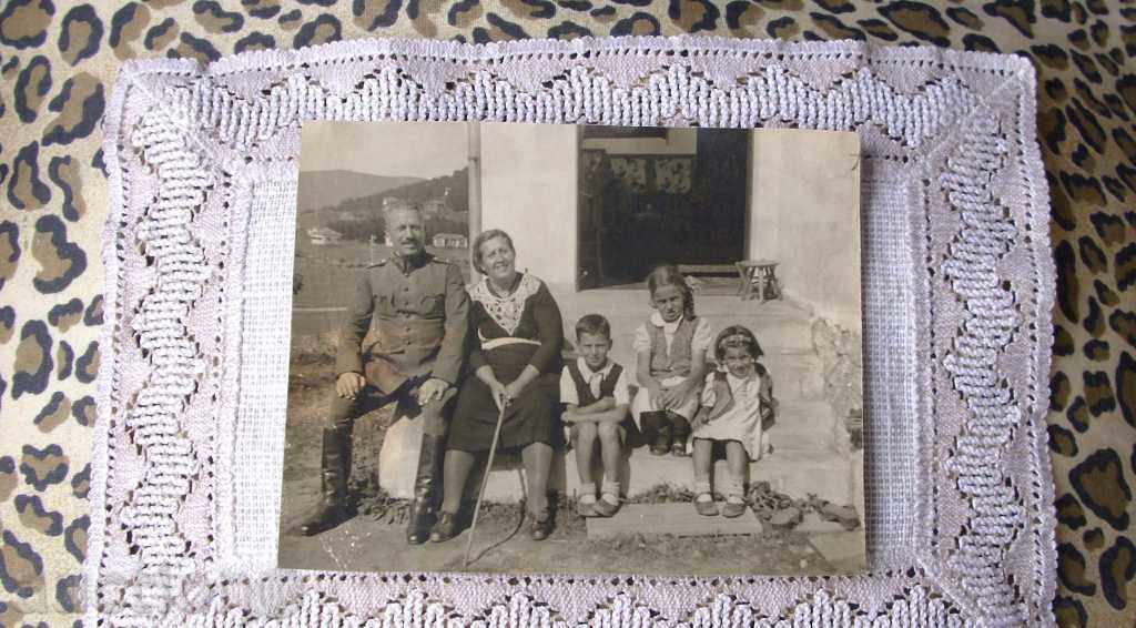 Стара снимка - царски офицер със семейството си