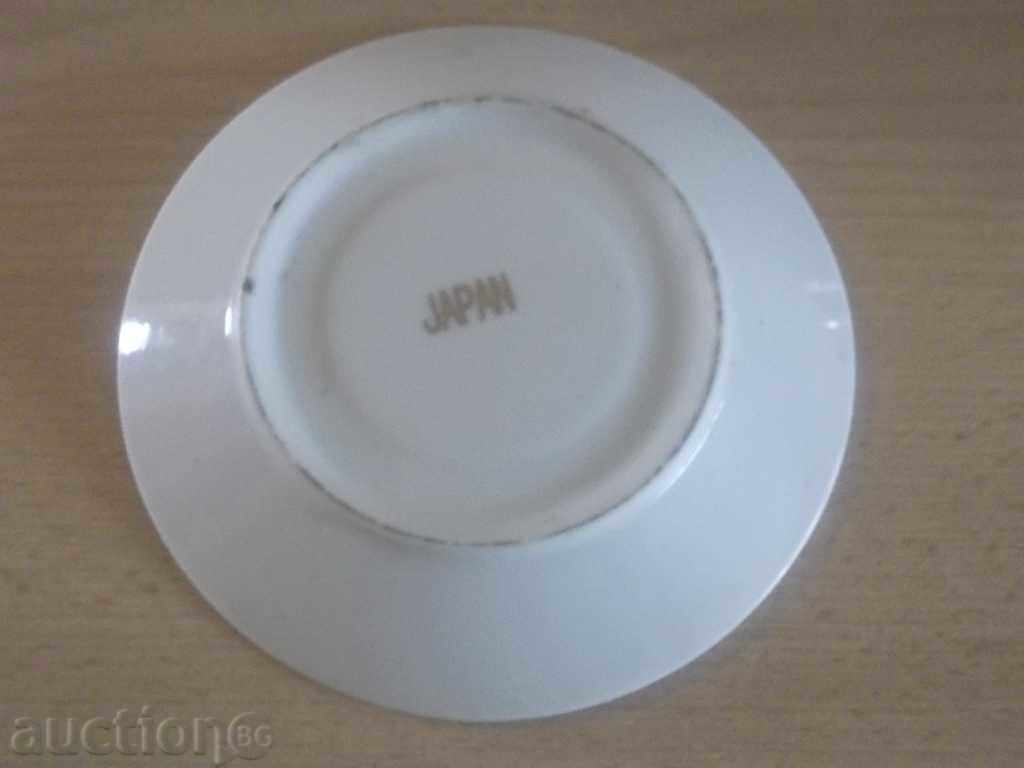 Auction  No. 1465 old small Japanese porcelain saucer