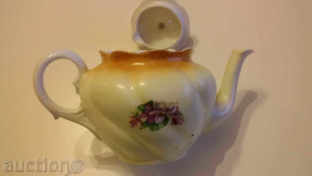 Ceainic vechi, porțelan de os cu preț 41.00 BGN | € 20.96