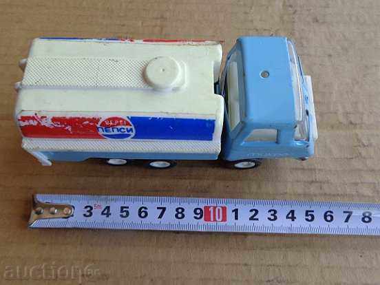 Auction A toy toy, a truck, a truck, a car, a car Auction A toy toy, a truck, a truck, a car, a car