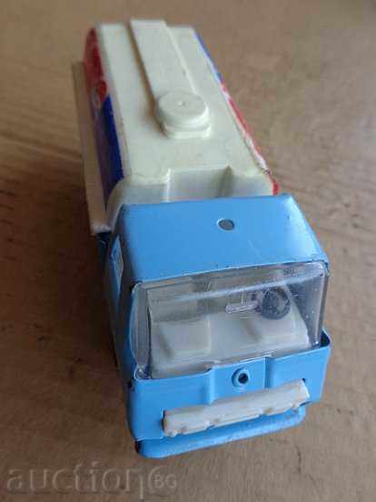 Delivery of A toy toy, a truck, a truck, a car, a car Delivery of A toy toy, a truck, a truck, a car, a car