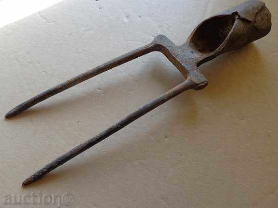 Double tooth, villa for sugar beet extraction, stew iron with price 25.00 BGN | € 12.78 Double tooth, villa for sugar beet extraction, stew iron with price 25.00 BGN | € 12.78