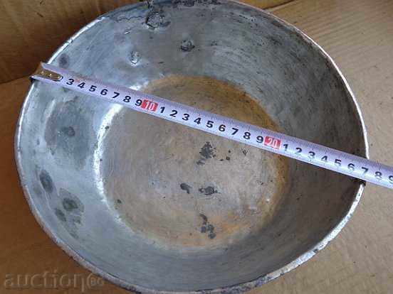 Auction  A copper pan, a copper pot, a baker