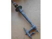 Стар бронзов кран за бъчва с бира