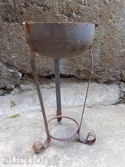 Μεγάλο τασάκι, σφυρήλατο σίδερο, Stolnik με τιμή 49.00 BGN | € 25.05 Μεγάλο τασάκι, σφυρήλατο σίδερο, Stolnik με τιμή 49.00 BGN | € 25.05