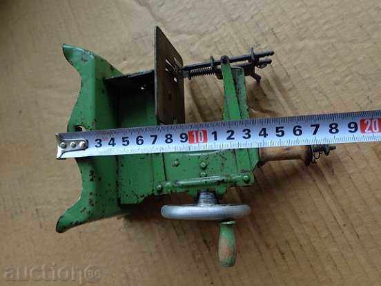 Auction A small sewing machine, a toy tin toy Auction A small sewing machine, a toy tin toy