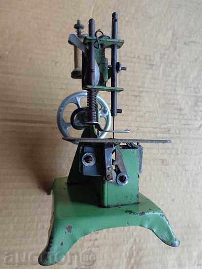 A small sewing machine, a toy tin toy - 5 A small sewing machine, a toy tin toy - 5