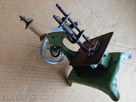 A small sewing machine, a toy tin toy - 6 A small sewing machine, a toy tin toy - 6