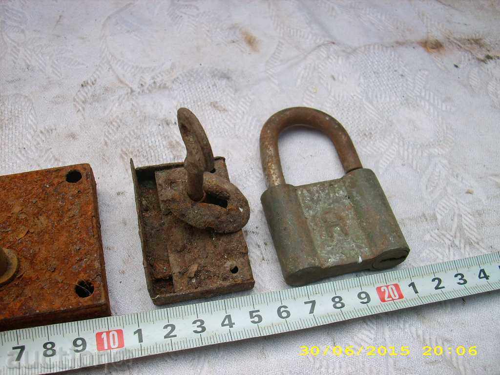 Auction  OLD CATINARS AND LOCKERS