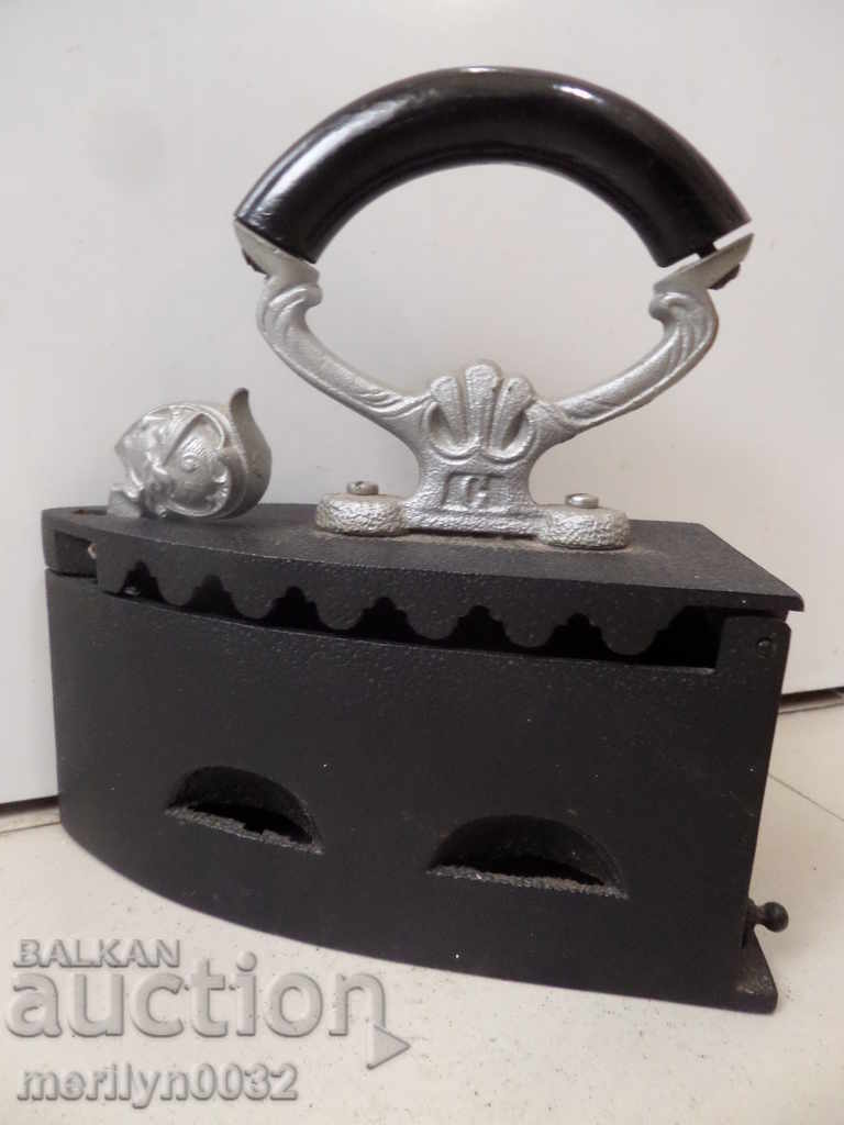 Παράδοση Παλιά σιδήρου στην πυρκαγιά Παράδοση Παλιά σιδήρου στην πυρκαγιά