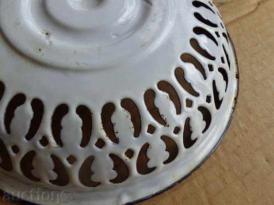 Auction Enamelled container, panner, colander, fruit bowl, pan Auction Enamelled container, panner, colander, fruit bowl, pan