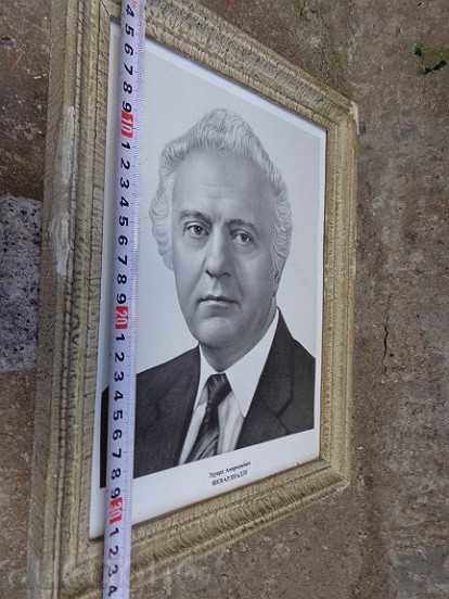 Delivery of Sat photo framed, portrait, poster, propaganda