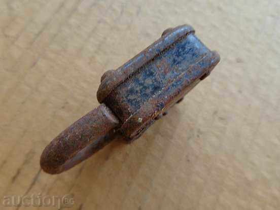 Delivery of Old padlock, coffer, catan, latch Delivery of Old padlock, coffer, catan, latch