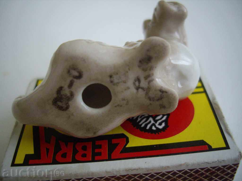 Δημοπρασία σχήμα ειδώλιο από πορσελάνη Δημοπρασία σχήμα ειδώλιο από πορσελάνη