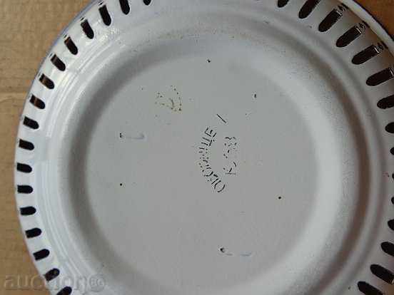 Auction  Enamelled household pot, fruit bowl, bread pan, colander