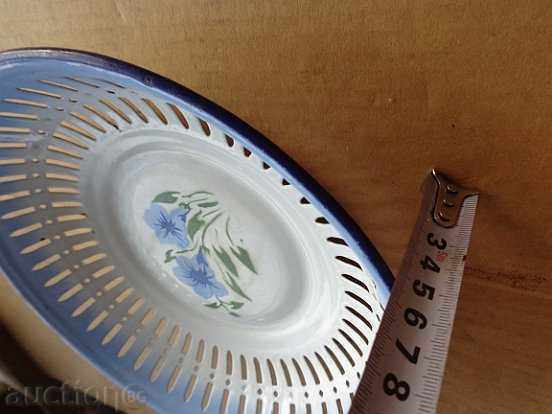 Auction Enamelled household pot, fruit bowl, bread pan, colander Auction Enamelled household pot, fruit bowl, bread pan, colander