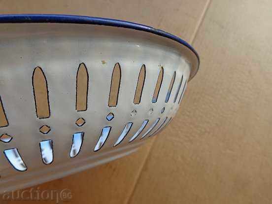 Enamelled household pot, fruit bowl, bread pan, colander - 6 Enamelled household pot, fruit bowl, bread pan, colander - 6